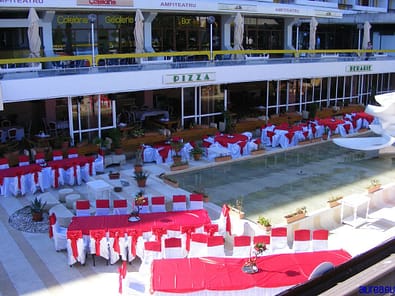 Restaurantul hotelului Amfiteatru, pregatit pentru o nunta.